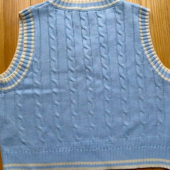 Women's Cropped Cable Knit Vest - Picture 3 of 3